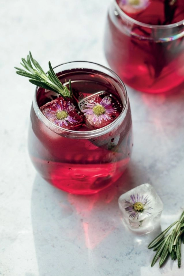 Một ly trà đỏ rực trước khi đi ngủ giúp ích cho làn da đến không ngờ