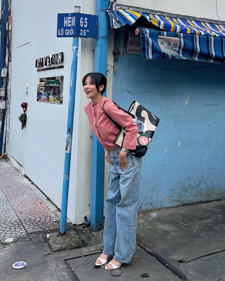 Mặc đẹp với quần jeans và váy như hoa hậu phương khánh