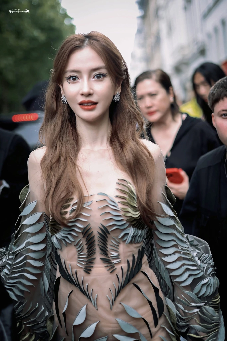Ngắm angelababy tái xuất tại fashion week quốc tế