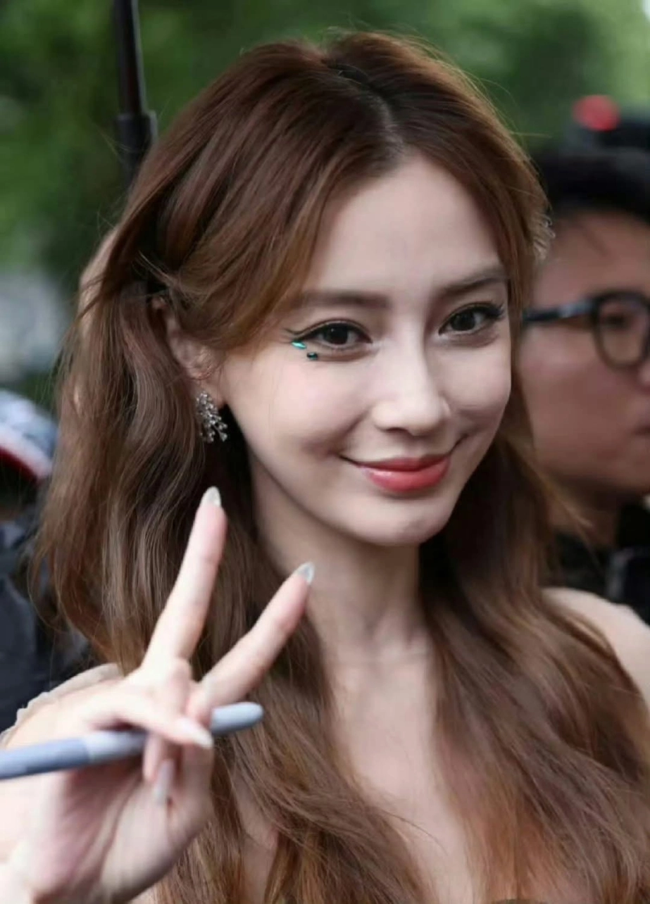 Ngắm angelababy tái xuất tại fashion week quốc tế