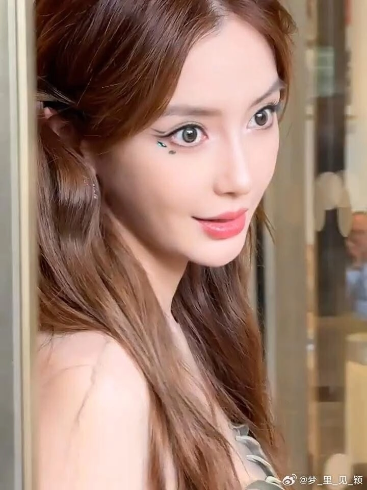 Ngắm angelababy tái xuất tại fashion week quốc tế