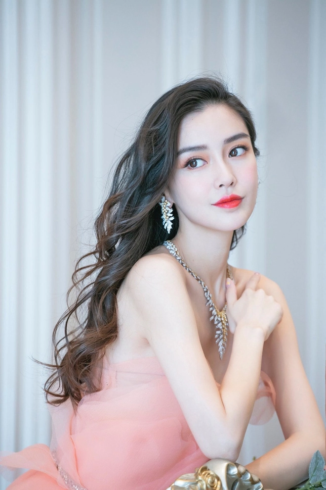 Ngắm angelababy tái xuất tại fashion week quốc tế