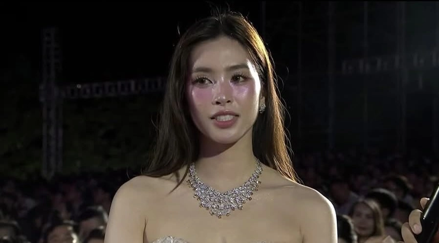 Style makeup của hoa hậu tiểu vy dạo này