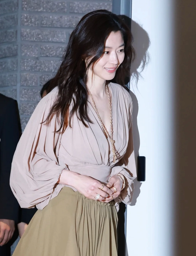 Jeon ji hyun lộ diện cùng mái tóc mới tại sự kiện thời trang