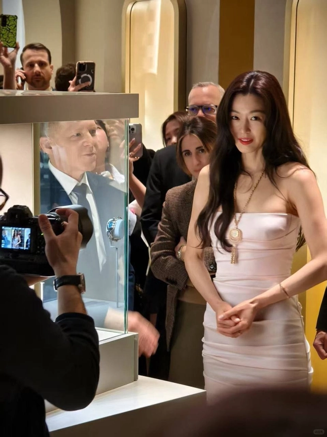 Jeon ji hyun lộ diện cùng mái tóc mới tại sự kiện thời trang