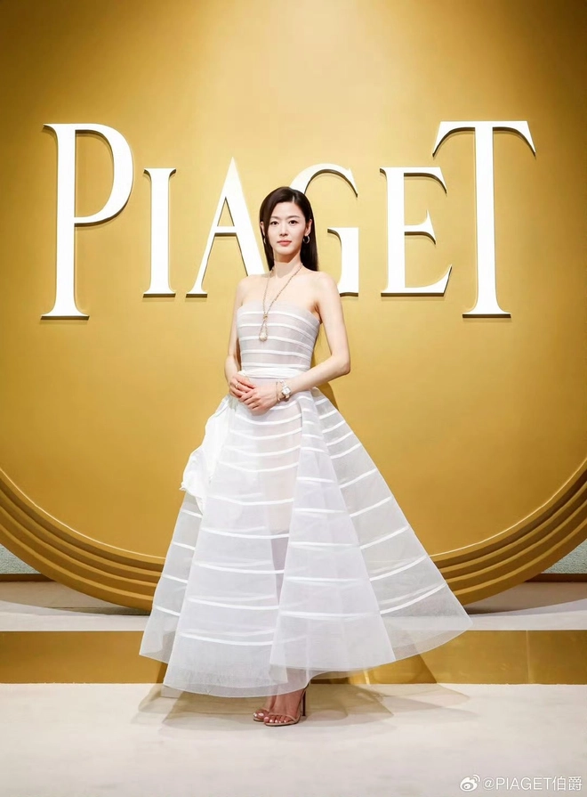 Jeon ji hyun lộ diện cùng mái tóc mới tại sự kiện thời trang